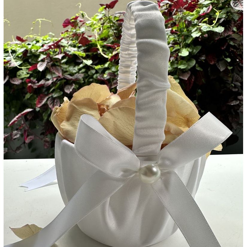 Baskets  for carrying eco friendly freeze dried rose petal confetti