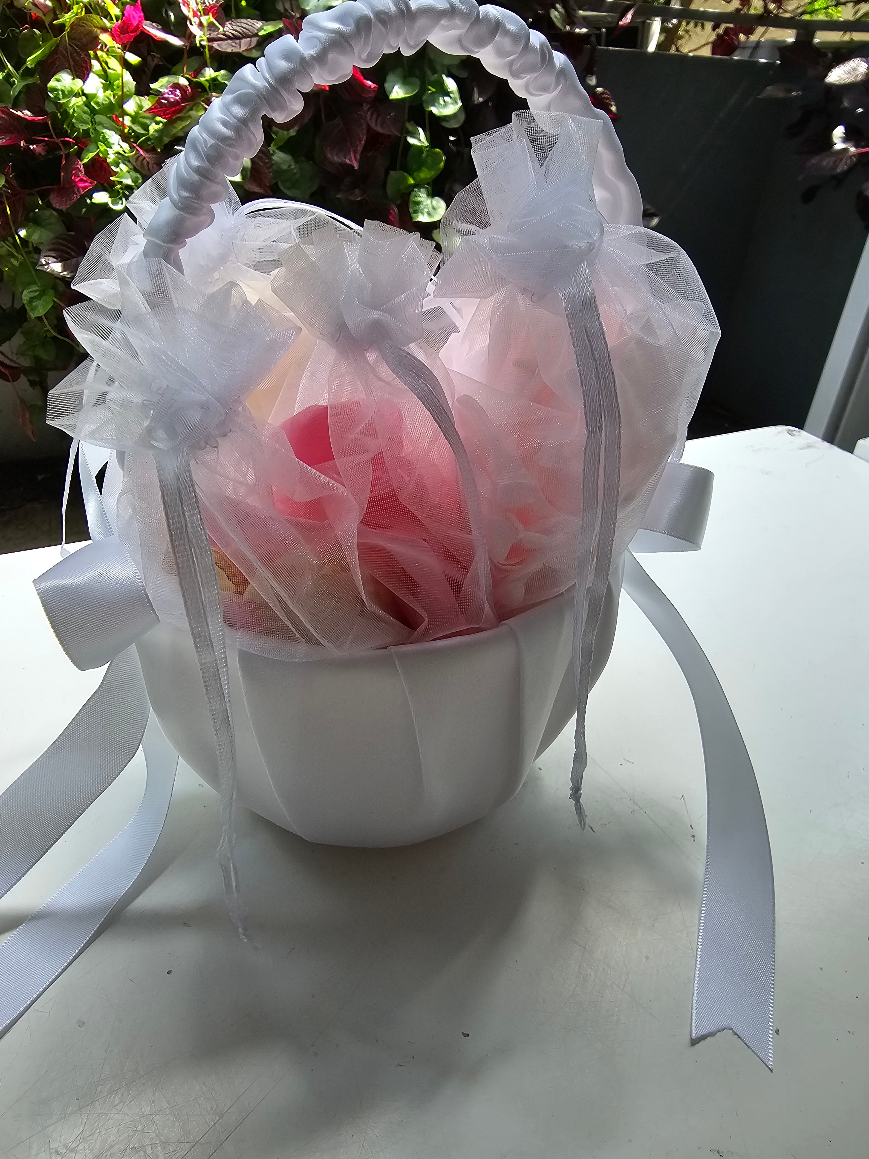 How much wedding confetti do l need?