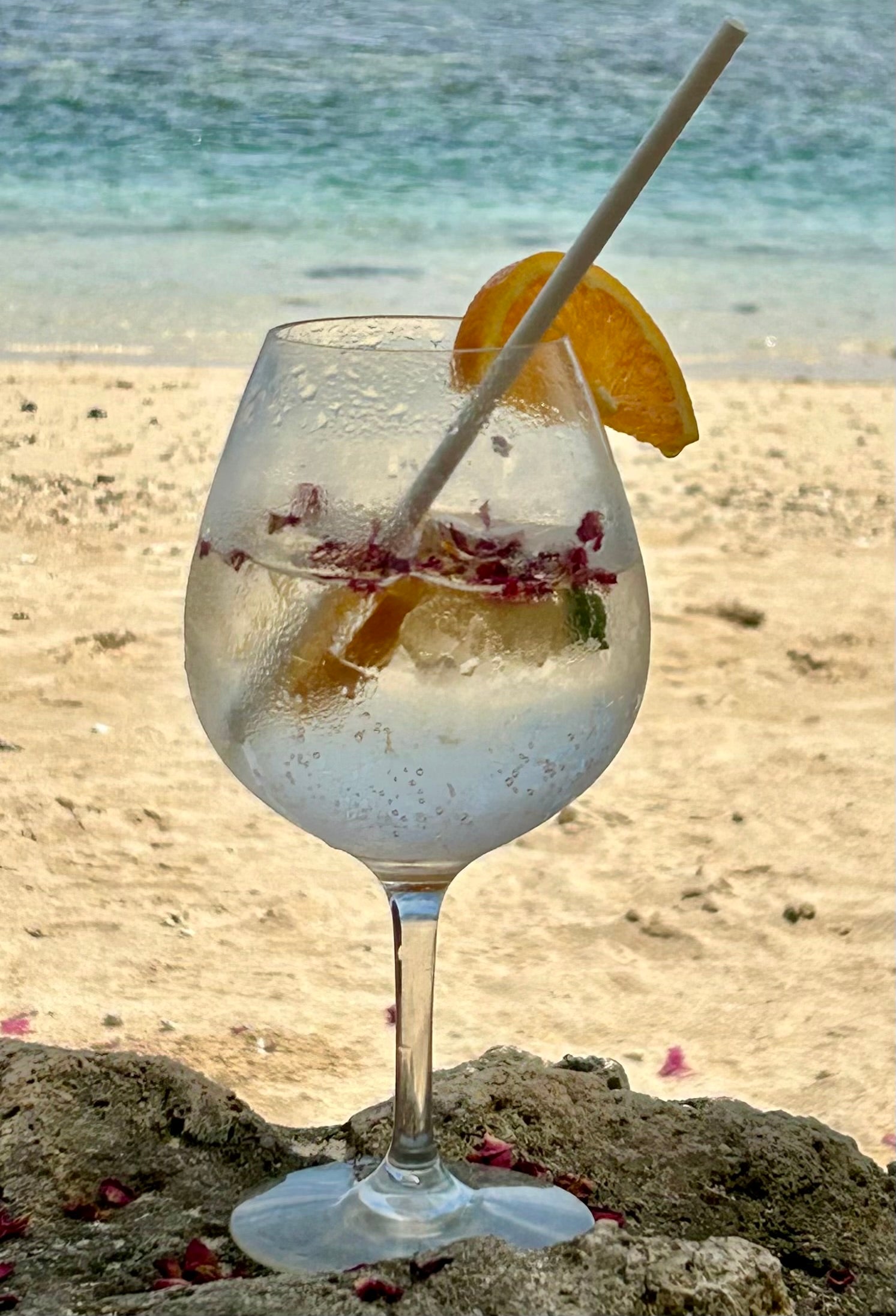 Tips to enhance the presentation of a cocktail using edible flowers